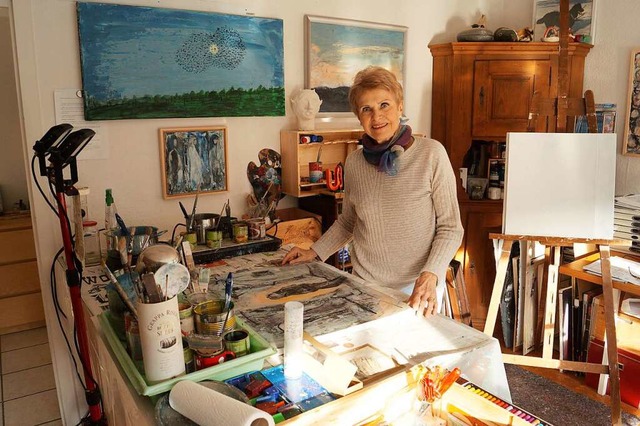 Helga Bauer in ihrem Arbeitsraum mit Gemlden und Werkzeug.  | Foto: Savanna Cosma