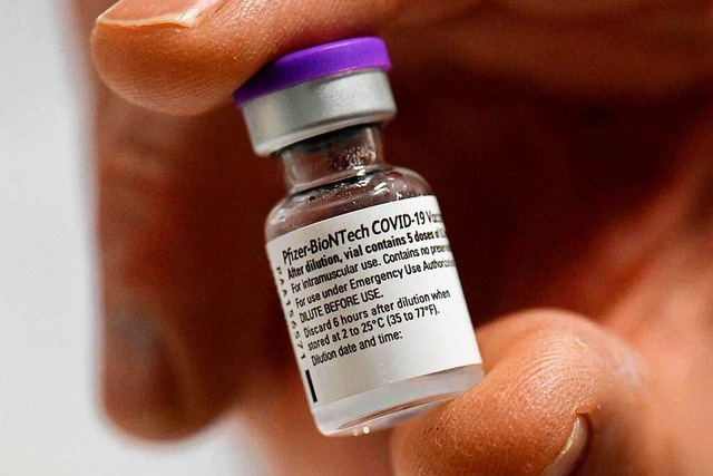 Begehrte Ware: der Pfizer-Biontech-Impfstoff.  | Foto: THOMAS KIENZLE (AFP)