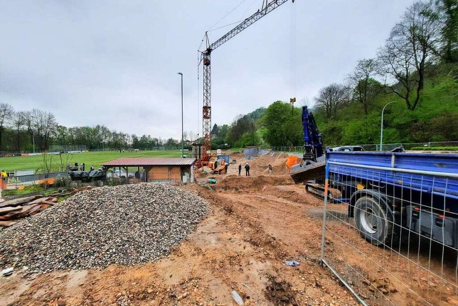 Umkleidekabinen, Geschäftsstelle, Mehrzweckraum und sogar eine Gaststätte – im Sommer 2022 soll das neue Vereinsheim fertig sein. (Foto: Sophia Hesser) Umkleidekabinen, Geschäftsstelle, Mehrzweckraum und sogar eine Gaststätte – im Sommer 2022 soll das neue Vereinsheim fertig sein. (Foto: Sophia Hesser)