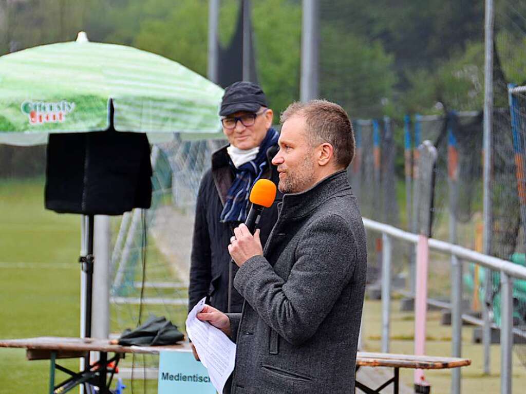 VfR-Vorsitzender Klaus Zimmer (hinten) und Brgermeister Christian Ante