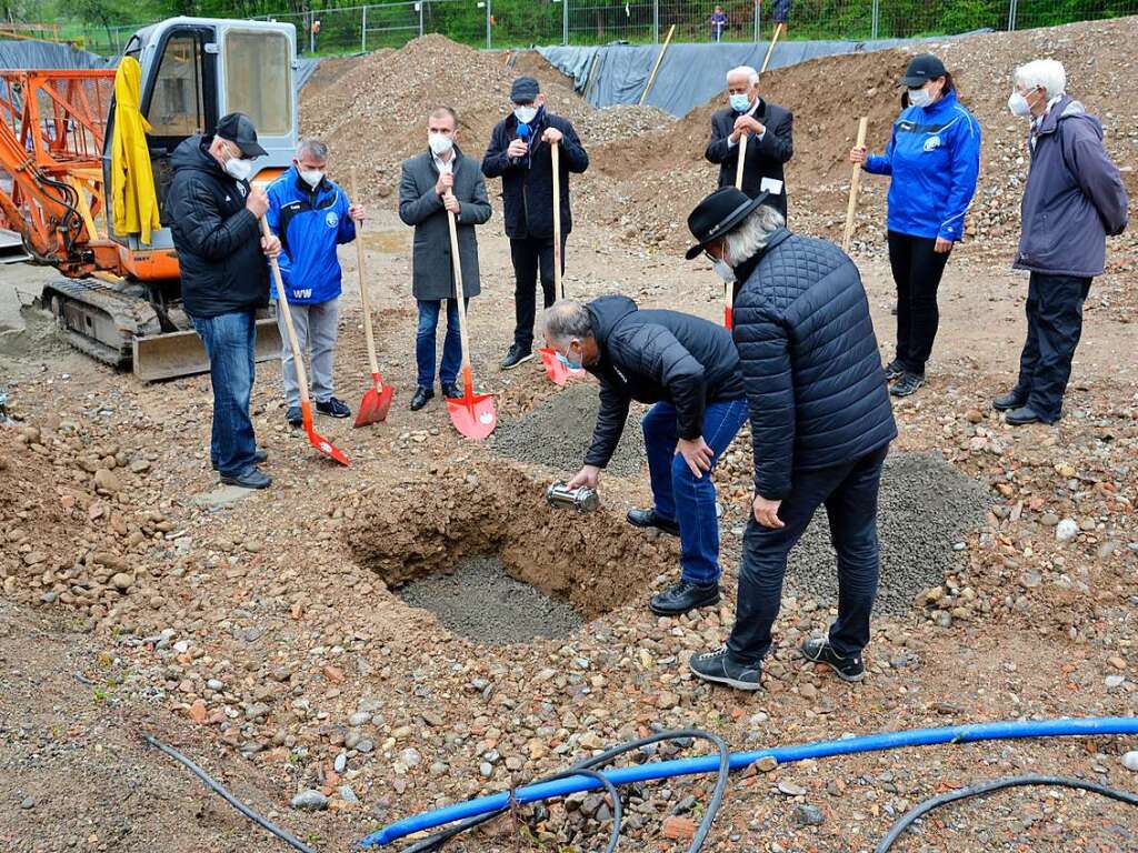 Die ersten Arbeiten sind schon getan – nun soll nach der Grundsteinlegung der Rohbau fr das Vereinsheim auf dem Sportgelnde zwischen Merzhausen und Au beginnen.