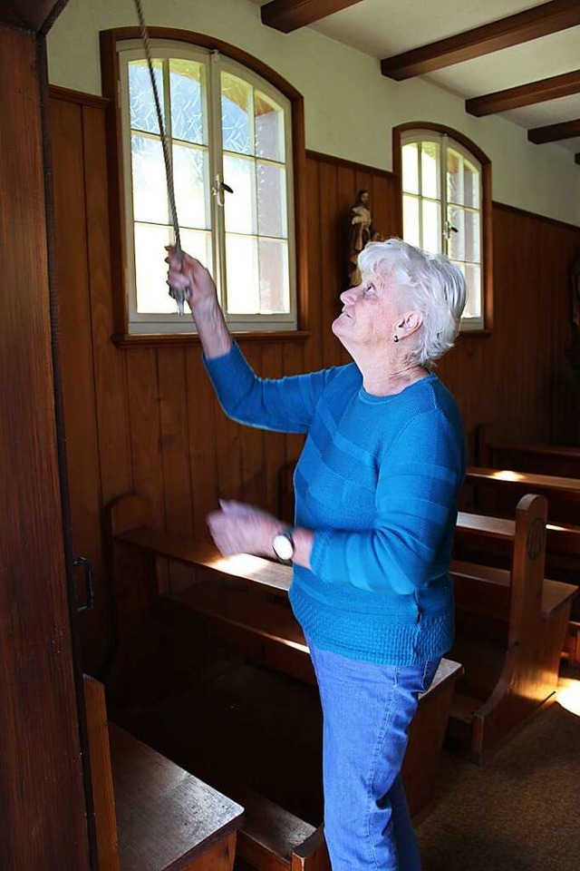 Margareta Behringer lutet die Glocke der Marienkapelle in Rollsbach.  | Foto: Manuel Hunn