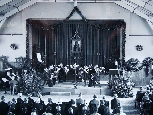 Wiedererffnungsfeier Pfingsten 1946 i...stlichen Innenhof hinter Franzosenbau.  | Foto: Repro Thomas Mutter