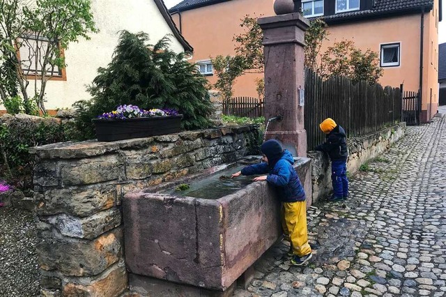 Der Bollinger Brunnen in der Talhauserstrae ldt zum Plantschen ein.  | Foto: Lothar Brstle