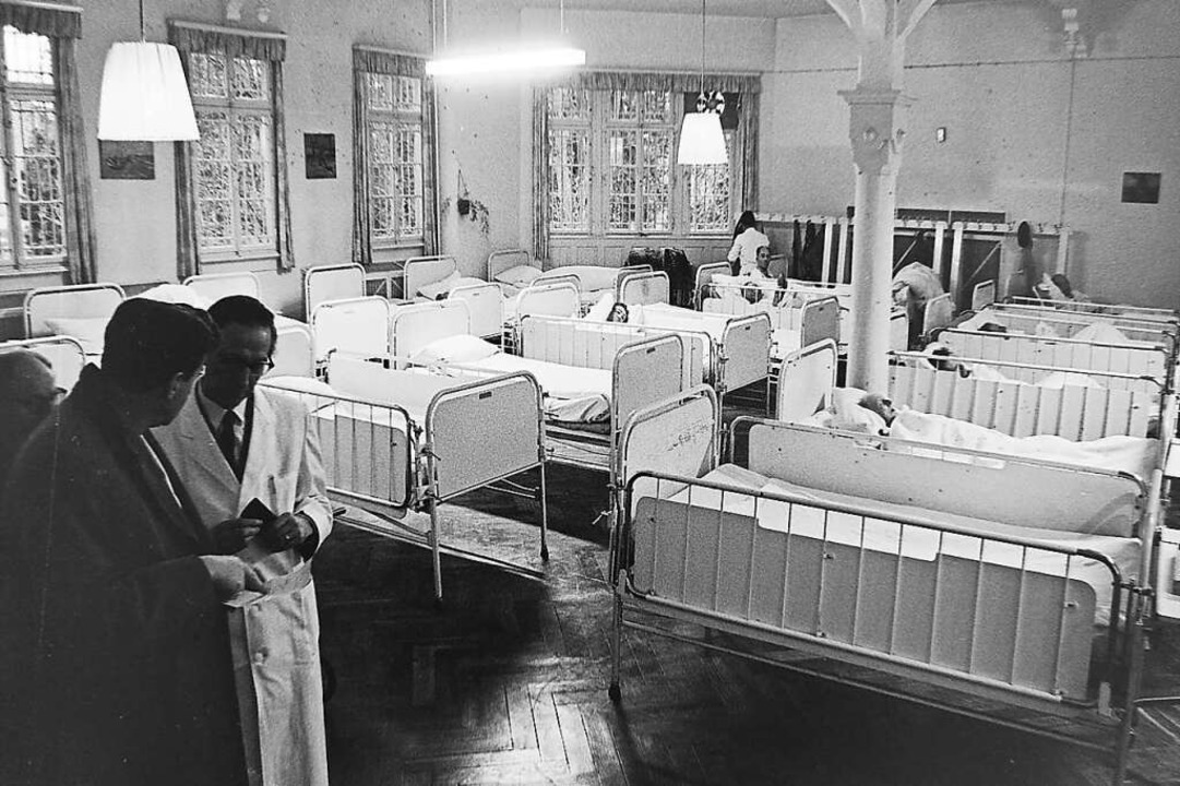 Ein Bettensaal im damaligen Landeskrankenhaus in den 60er Jahren.  | Foto: Armin E. Möller