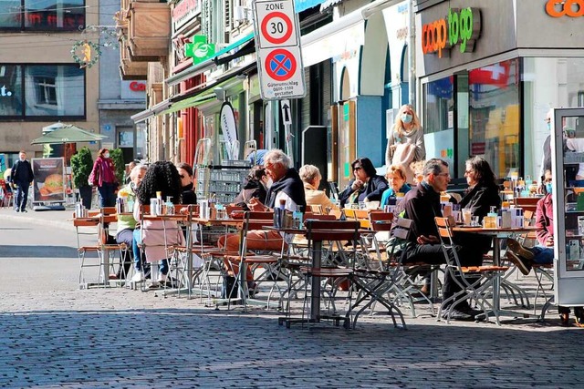Szenen, wie es sie derzeit in Sdbaden...el an den Tischen vor einer Brasserie.  | Foto: Annika Sindlinger