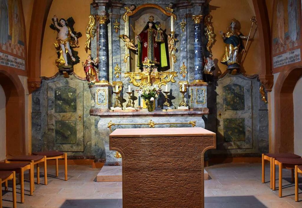 Der Altar ist der Mittelpunkt der kleinen Kapelle.  | Foto: Walter Holtfoth