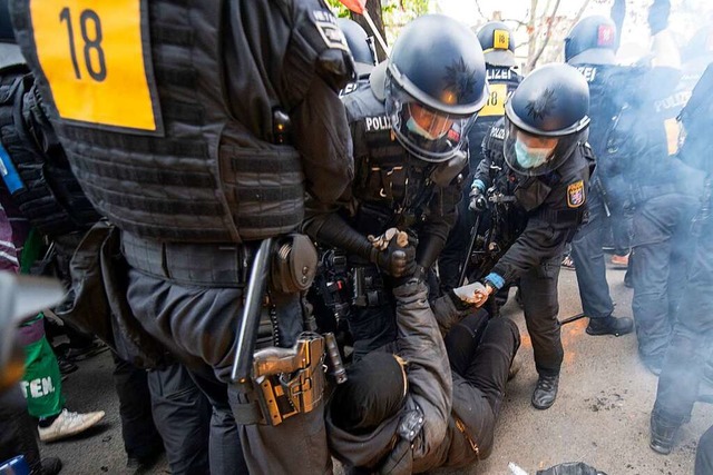 Polizisten gehen gegen Demonstranten zu Werk.  | Foto: Boris Roessler (dpa)