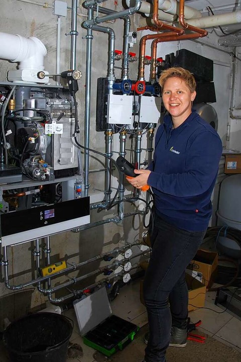 Elektromeisterin Yvonne Kunkler nimmt eine neue Heizung in Betrieb.  | Foto: Dorothea Scherle