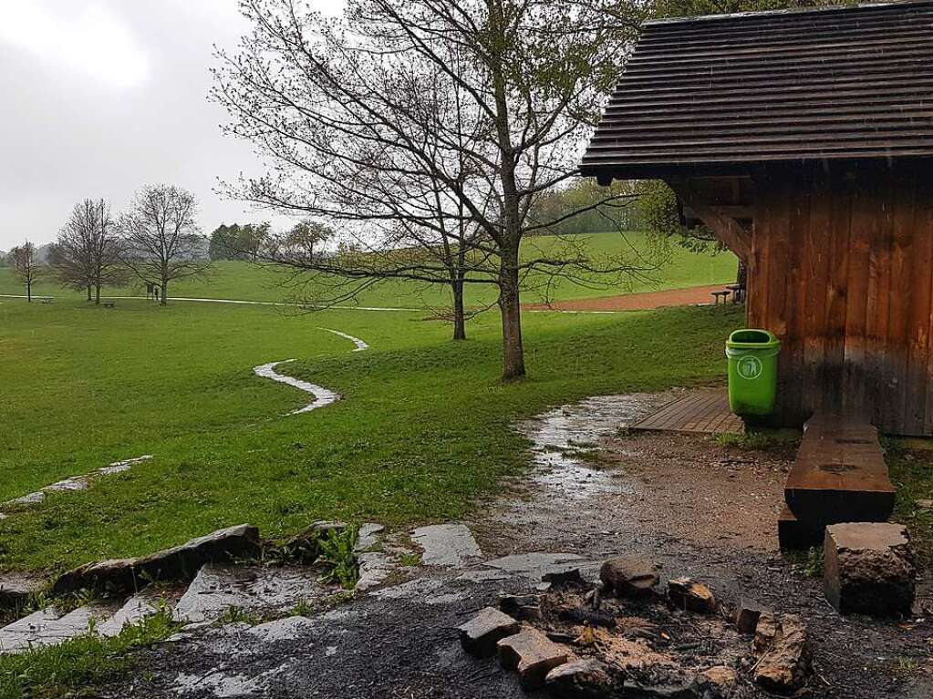 Nicht nur Corona, sondern auch das schlechte Wetter sorgten dafr, dass am Maiwochenende wenig an sonst beliebten Wanderzielen wie der Burg Rtteln los war.