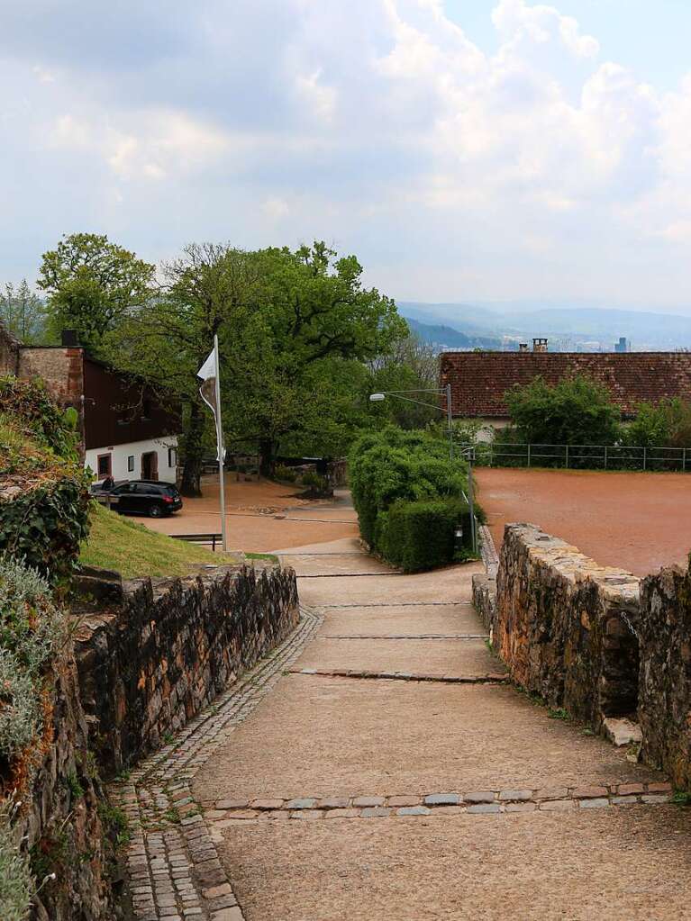 Nicht nur Corona, sondern auch das schlechte Wetter sorgten dafr, dass am Maiwochenende wenig an sonst beliebten Wanderzielen wie der Burg Rtteln los war.