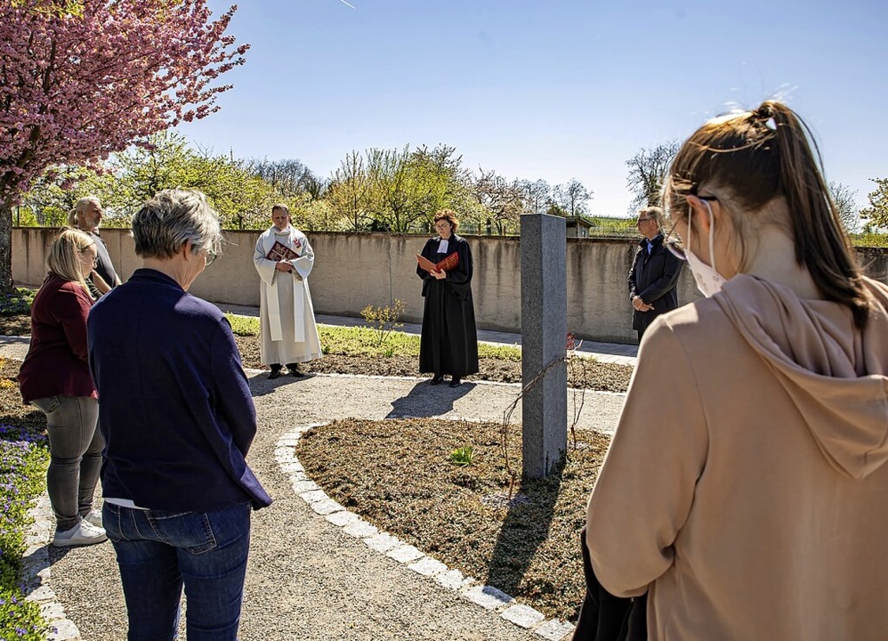 Mit einer kleinen Feier wurde das neue...dem Gottenheimer Friedhof eingeweiht.   | Foto: Hubert Gemmert