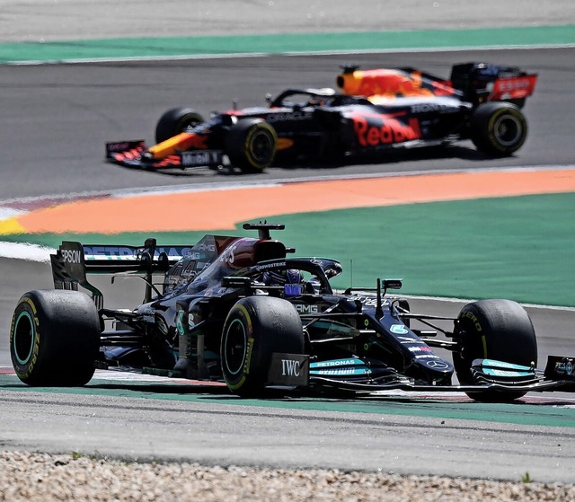Lewis Hamilton fhrt Max Verstappen davon.   | Foto: GABRIEL BOUYS (AFP)