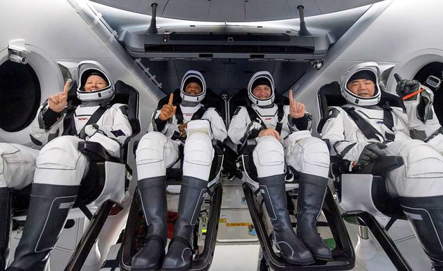 Die NASA-Astronauten Shannon Walker (l...ceX Crew Dragon Resilience-Raumschiffs  | Foto: Bill Ingalls (dpa)