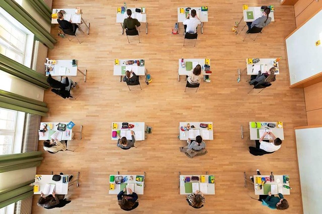 900 Schlerinnen und Schler legen im ...h ab heute ihr Abitur ab (Symbolfoto).  | Foto: Sebastian Kahnert (dpa)