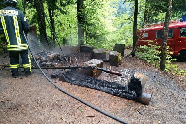 Die Holzbank glhte beim Eintreffen der Feuerwehr noch immer.  | Foto: Freiwillige Feuerwehr Bleibach