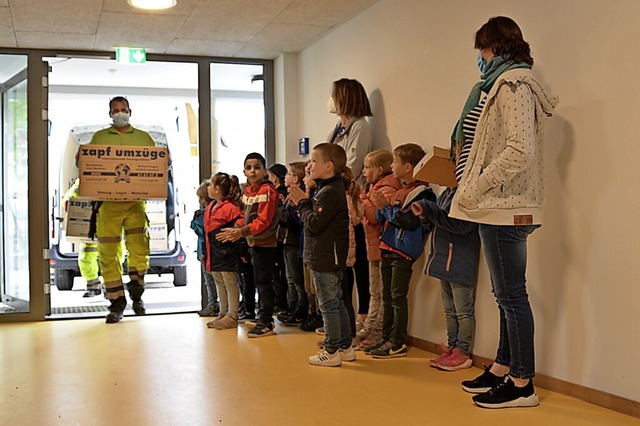 Die Mitarbeiter des Bauhofs brachten d...e &#8211; die Kinder waren begeistert.  | Foto: Sophia Hesser