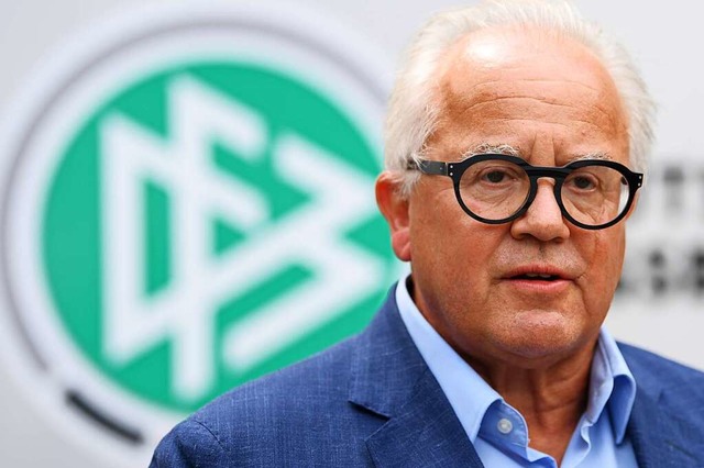 Fritz Keller, Prsident des Deutschen ...Im Hintergrund sieht man das DFB-Logo.  | Foto: Arne Dedert (dpa)