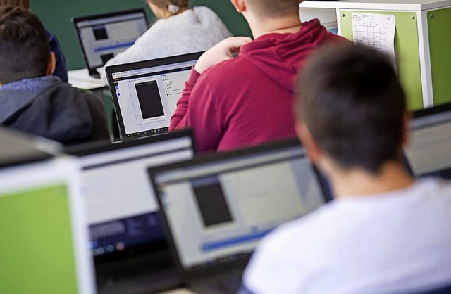 Mit 570 Tablet-Computern, angeschafft ...talunterricht  an den Schulen frdern.  | Foto: Marijan Murat (dpa)