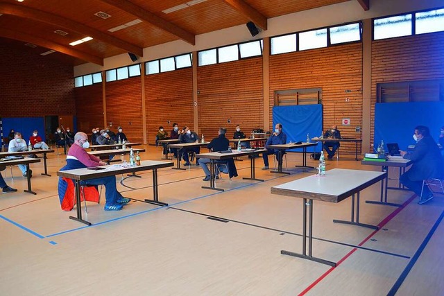 Brgermeister Rafael Mathis (rechts), ... der Sitzung in der Schwarzwaldhalle.   | Foto: Nikolaus Bayer