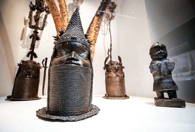 Benin-Bronzen im Stuttgarter Lindenmus...11; aus Angst vor Rckgabeforderungen.  | Foto: Christoph Schmidt (dpa)