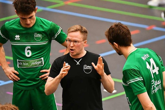 FT-Trainer Jakob Schnhagen (Mitte) is...igste, seine Spieler besser zu machen.  | Foto: Achim Keller