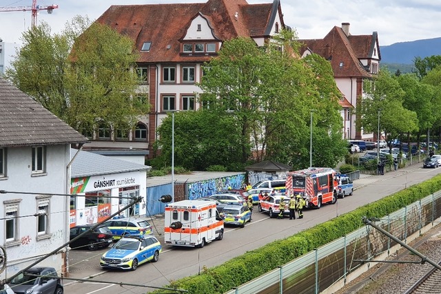An der Markgrafenschule in Emmendingen... Einsatzkrfte stehen vor dem Gebude.  | Foto: Michael Strter