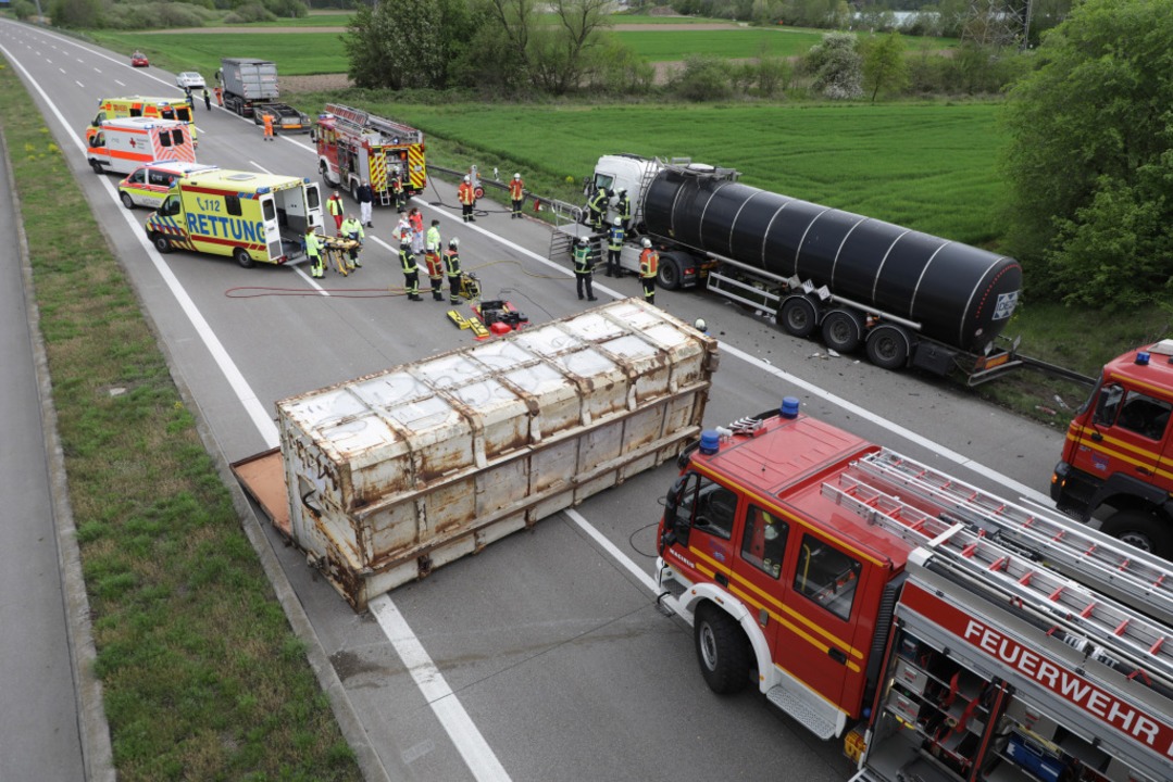 Der vom Lkw geschleuderte Container li... Sdfahrbahn der A 5 bei Waltersweier.  | Foto: Christoph Breithaupt