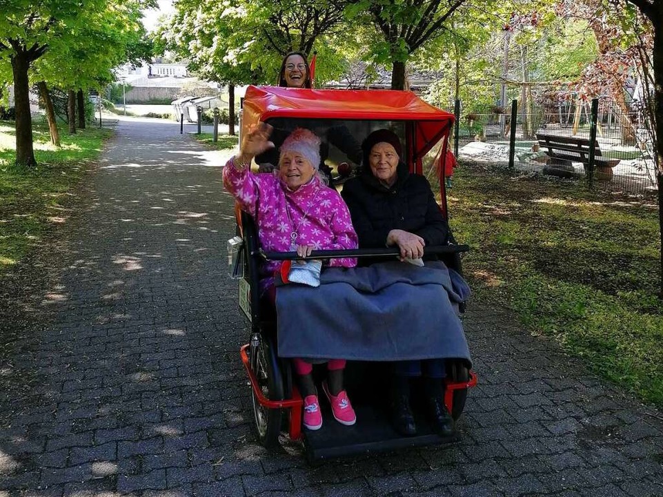 Zwei Seniorinnen bei einer Rikschaausfahrten von Bike Bridge  | Foto: Bike Bridge
