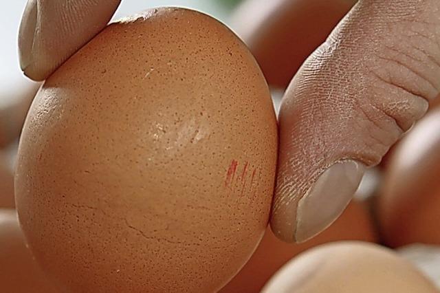 Randalierer beschmieren Hausfassade mit Eiern