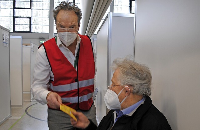 Einer der ersten Geimpften im Kreis Wa... Olaf Boettcher den gelben Impfpass.    | Foto:  Schlichter, Juliane