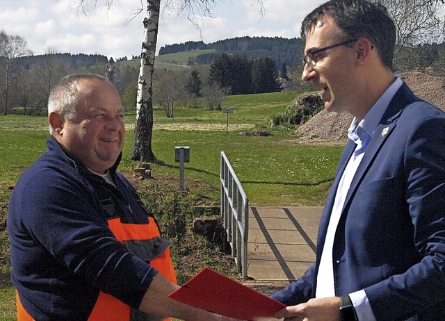 Am Montag berreichte Brgermeister Ch...uzzi die offizielle Ernennungsurkunde.  | Foto: Karin Stckl-Steinebrunner