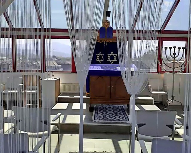 Gebetet wird im Betsaal, in dem Mnner...ang getrennt sind, Richtung Jerusalem.  | Foto: Screenshot: Markus Zimmermann