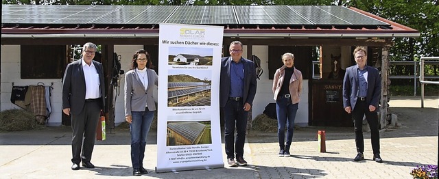 Neue Dcher mit Photovoltaik beim RFSV...und Fachbereichsleiter Markus Bhrer.   | Foto: Christiane Franz