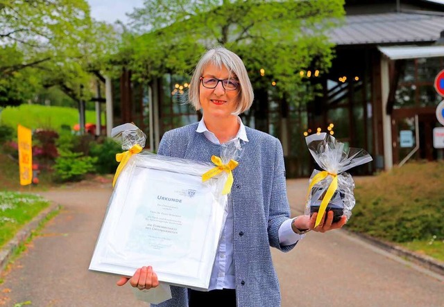 Doris Reinhardt mit der Auszeichnung  | Foto: Landratsamt