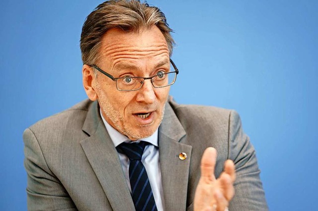 Holger Mnch, Prsident des BKA, bei der Vorstellung der Jahresstatistik 2020  | Foto: Kay Nietfeld (dpa)