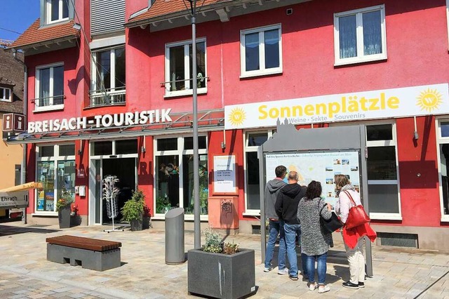 Am Breisacher Marktplatz hat der Badis...&#8222;Sonnenpltzle&#8220;  erffnet.  | Foto: Henning Johanen BWK
