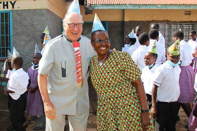 Willy Schneider &#8211; hier mit seine...akamega (Kenia) schon mal vorgefeiert.  | Foto: Gerhard Breuer