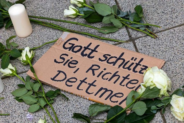 Ein am Wochenende vor dem Erfurter Justizzentrum platziertes Schild  | Foto: Michael Reichel (dpa)