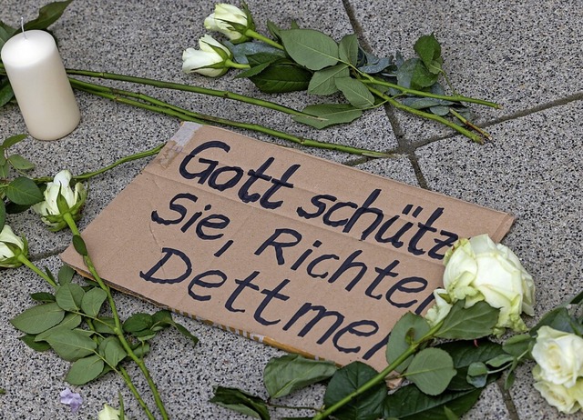 Ein am Wochenende vor dem Erfurter Justizzentrum platziertes Schild  | Foto: Michael Reichel (dpa)