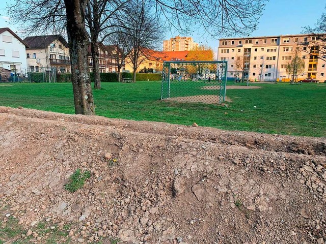 Der Erdwall soll mit einer Hecke bepflanzt werden.  | Foto: Nicolai Kapitz