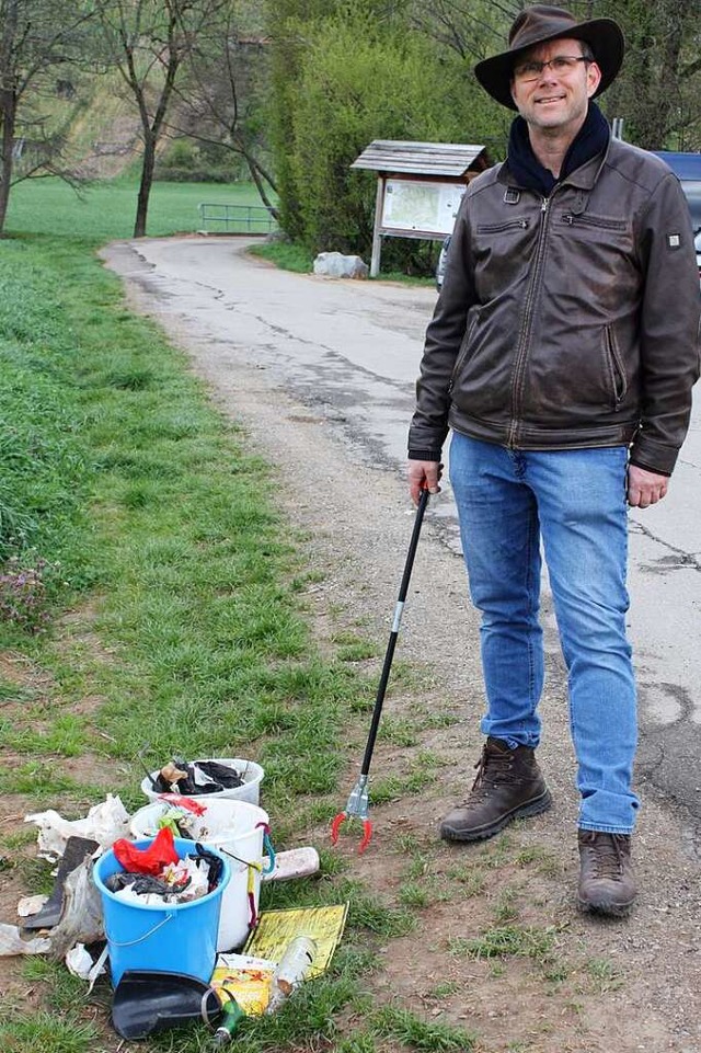 Bei seinen Spaziergngen und Wanderungen sammelt Wladimir Punt Mll.  | Foto: Gabriele Fssler