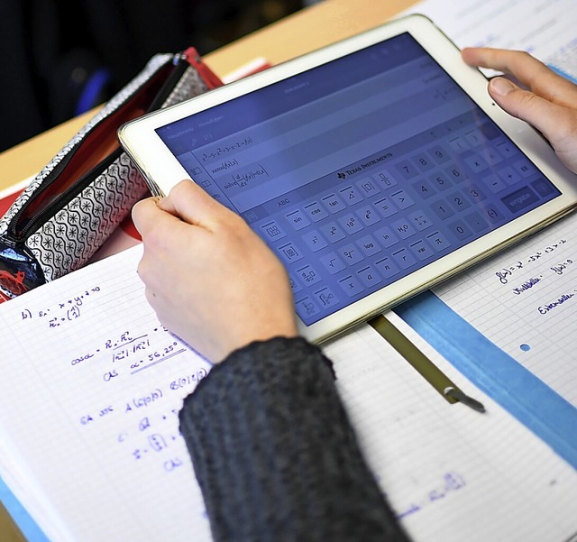 Ein Schler lst Matheaufgaben mit einem Tablet.  | Foto: Britta Pedersen