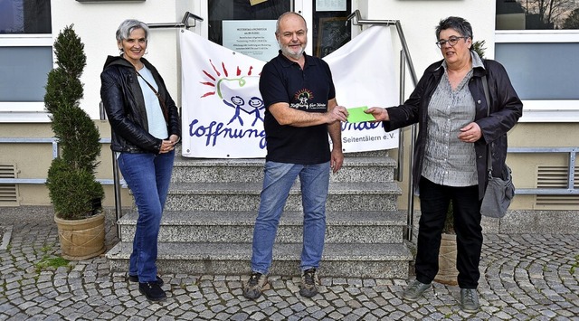 Sieglinde Stutz (links) und Elisabeth ...r Kinder, Manfred Gpfrich, 1500 Euro.  | Foto: Horst Dauenhauer