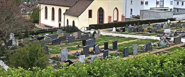 Der Friedhof an der katholischen Kirche St. Leodegar in Bad Bellingen  | Foto: Jutta Schtz
