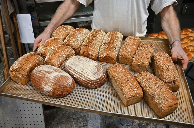 Von auen ist nicht zu erkennen, was a...n den Schnitzer-Broten enthalten ist.   | Foto: Gabriele Hennicke