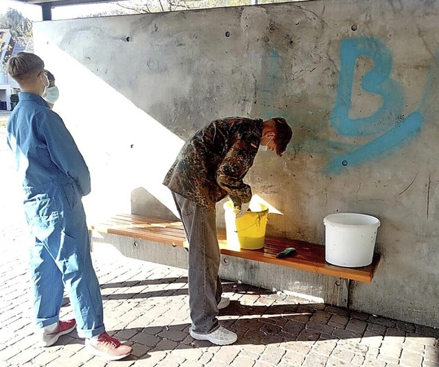 Jugendliche beim Reinigen der Wand am Kolleg.  | Foto: Andreas Hummel