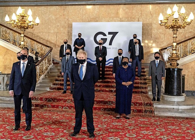 Der gastgebende Premier Boris Johnson (Mitte) und die G7-Auenminister  | Foto: NIKLAS HALLE'N (AFP)