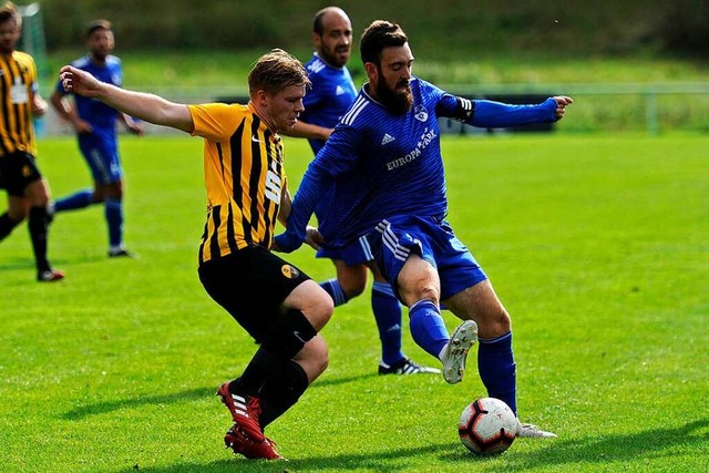 &#8222;Brennen darauf, wieder zu spiel...220;: SVR-Kapitn Yves Hauser (rechts)  | Foto: Bettina Schaller