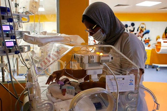 Eine Krankenschwester kmmert sich an ...r Kaiserschnitt zur Welt gebracht hat.  | Foto: Abdeljalil Bounhar (dpa)